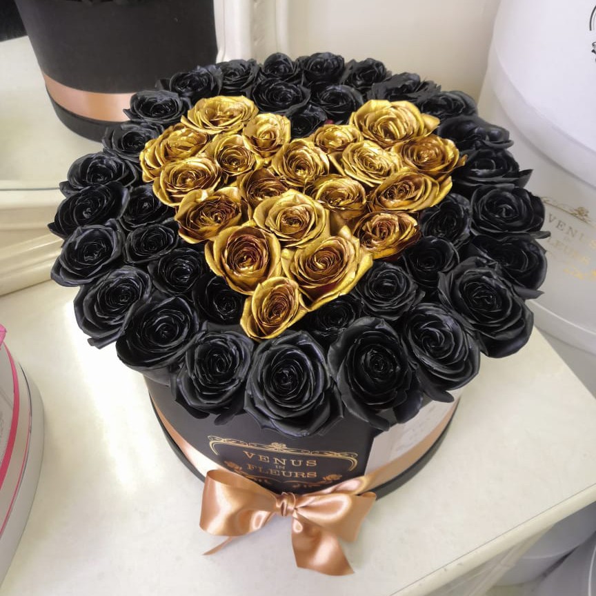 51 черная роза с золотым сердцем