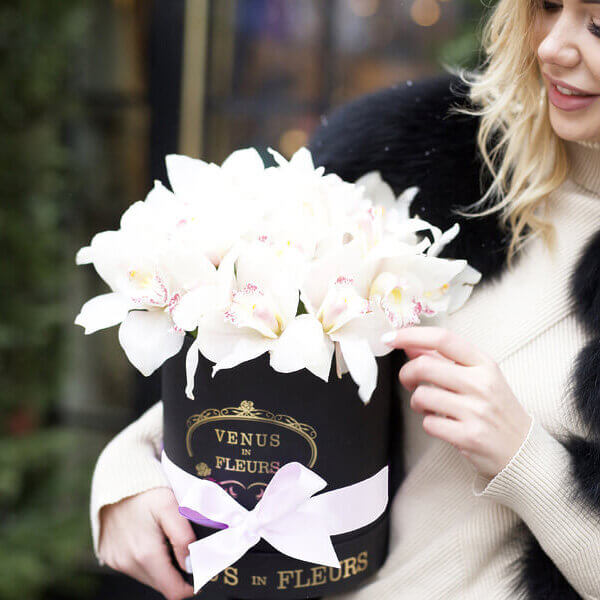 31 белая орхидея в коробке