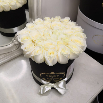 31 белая роза в коробке