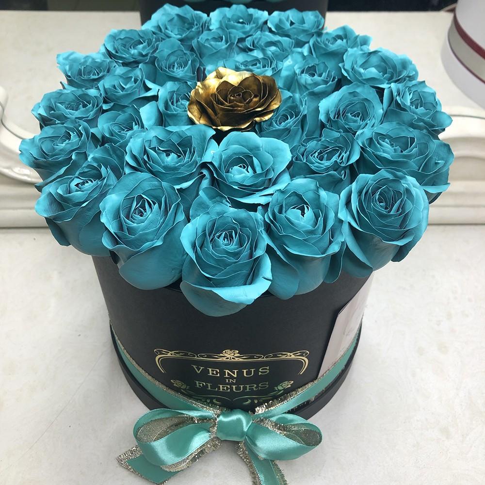 31 бирюзовая роза с золотой в коробке