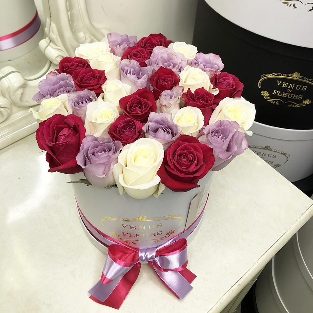 31 красно-белая роза микс в коробке