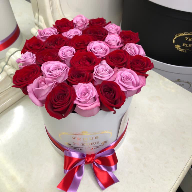 31 красно-фиолетовая роза в коробке