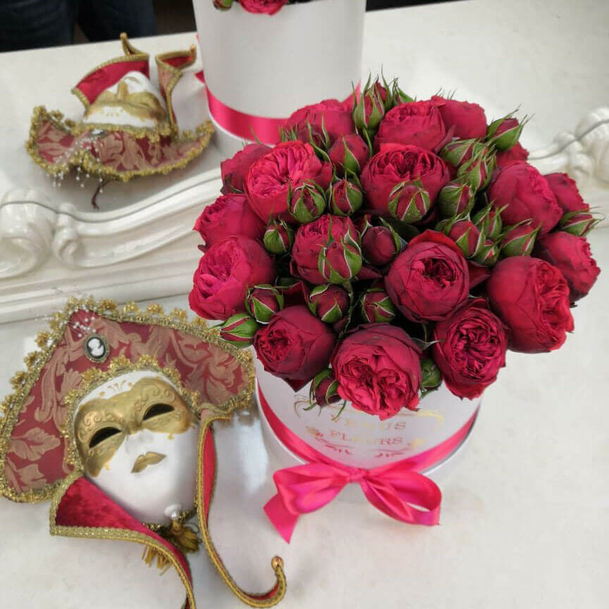 31 красная пионовидная роза в коробке