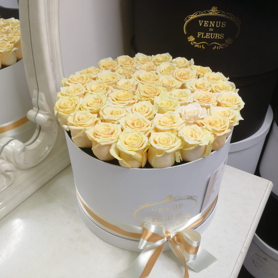 31 кремовая роза в коробке