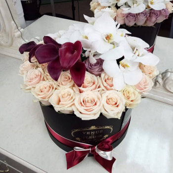 31 роза с каллами в коробке