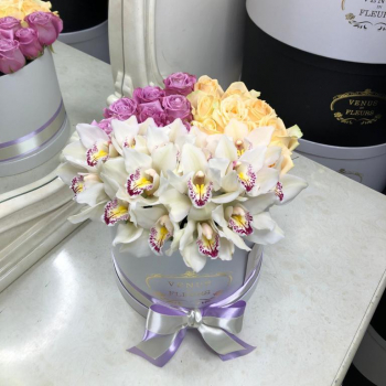 Розы с орхидеями в миксе - 31 шт.