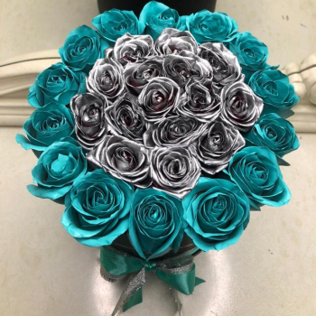 31 серебряная роза с бирюзовой окантовкой