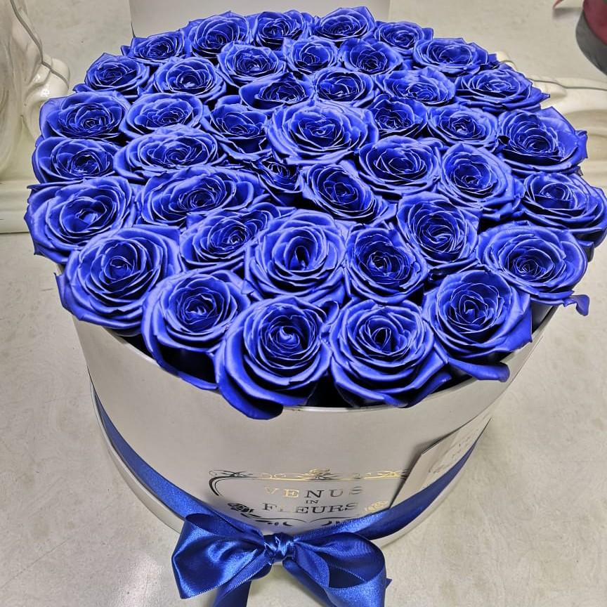 31 синяя роза в коробке