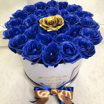 31 синяя роза с золотой в коробке