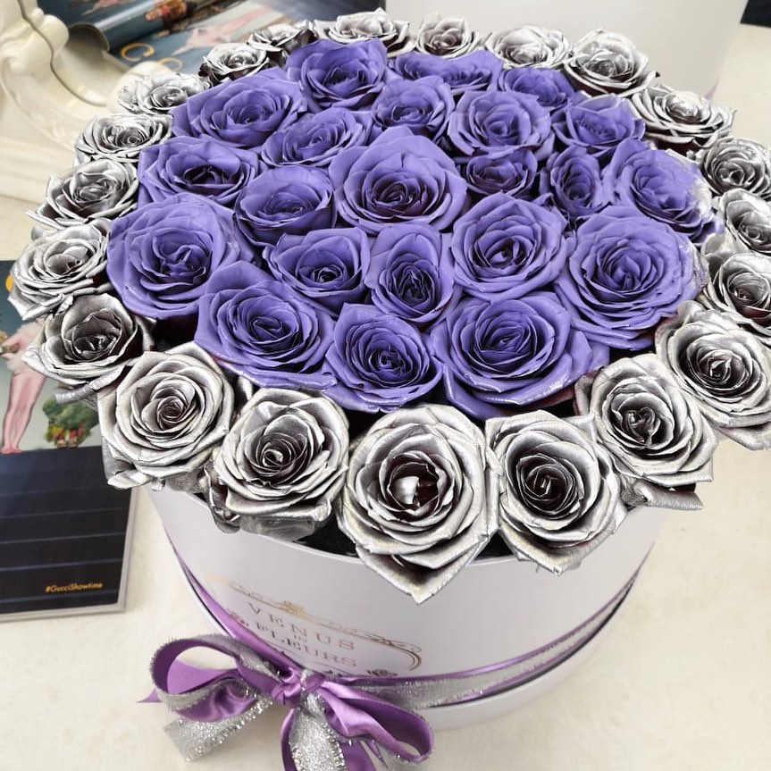 31 фиолетовая роза с серебряной окантовкой