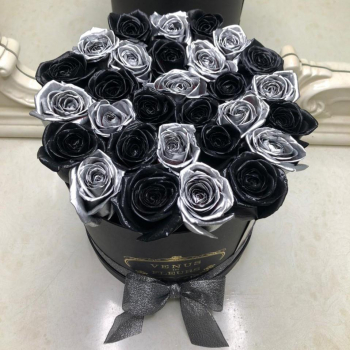 31 черно-серебряная роза в коробке
