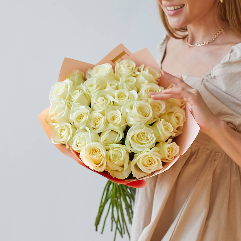 25 белых роз в букете