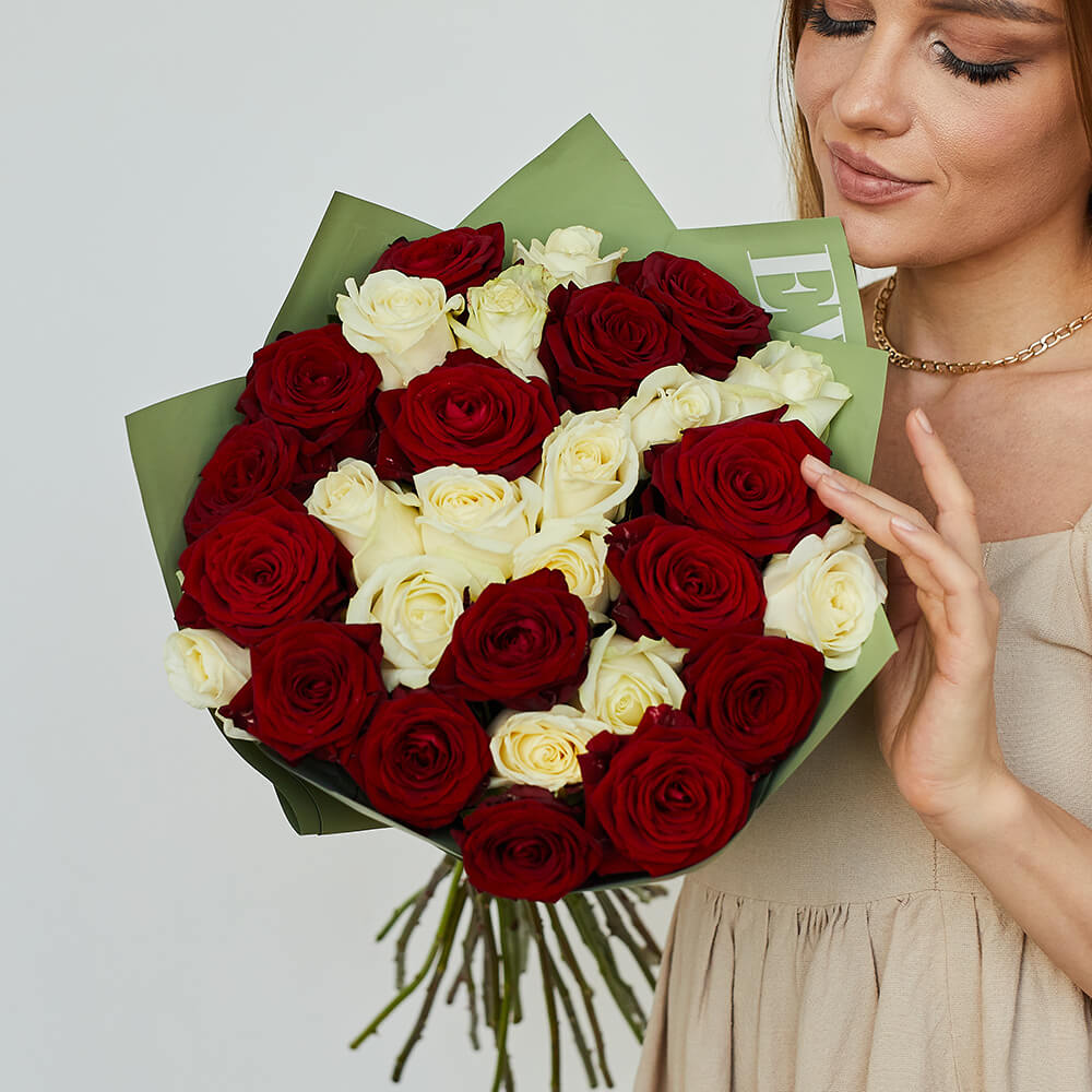 25 красно-белых роз в букете