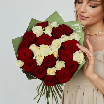25 красно-белых роз в букете
