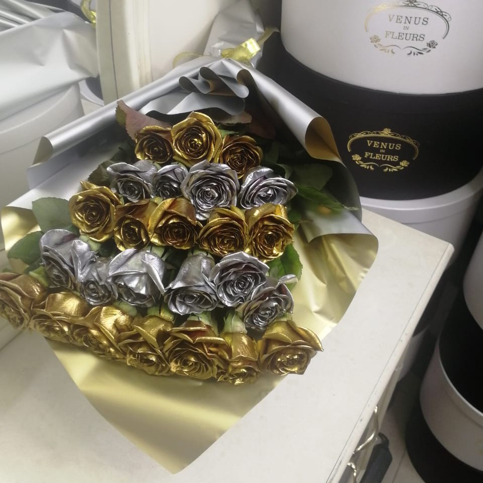 25 серебряно-золотых роз в букете