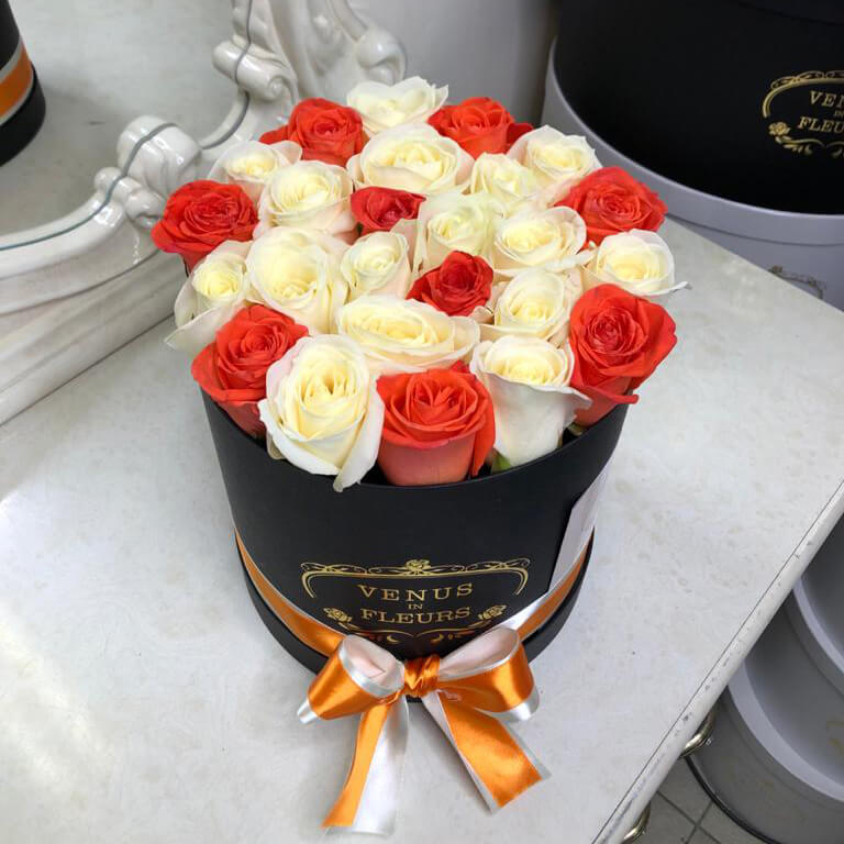 15 бело-коралловых роз в коробке