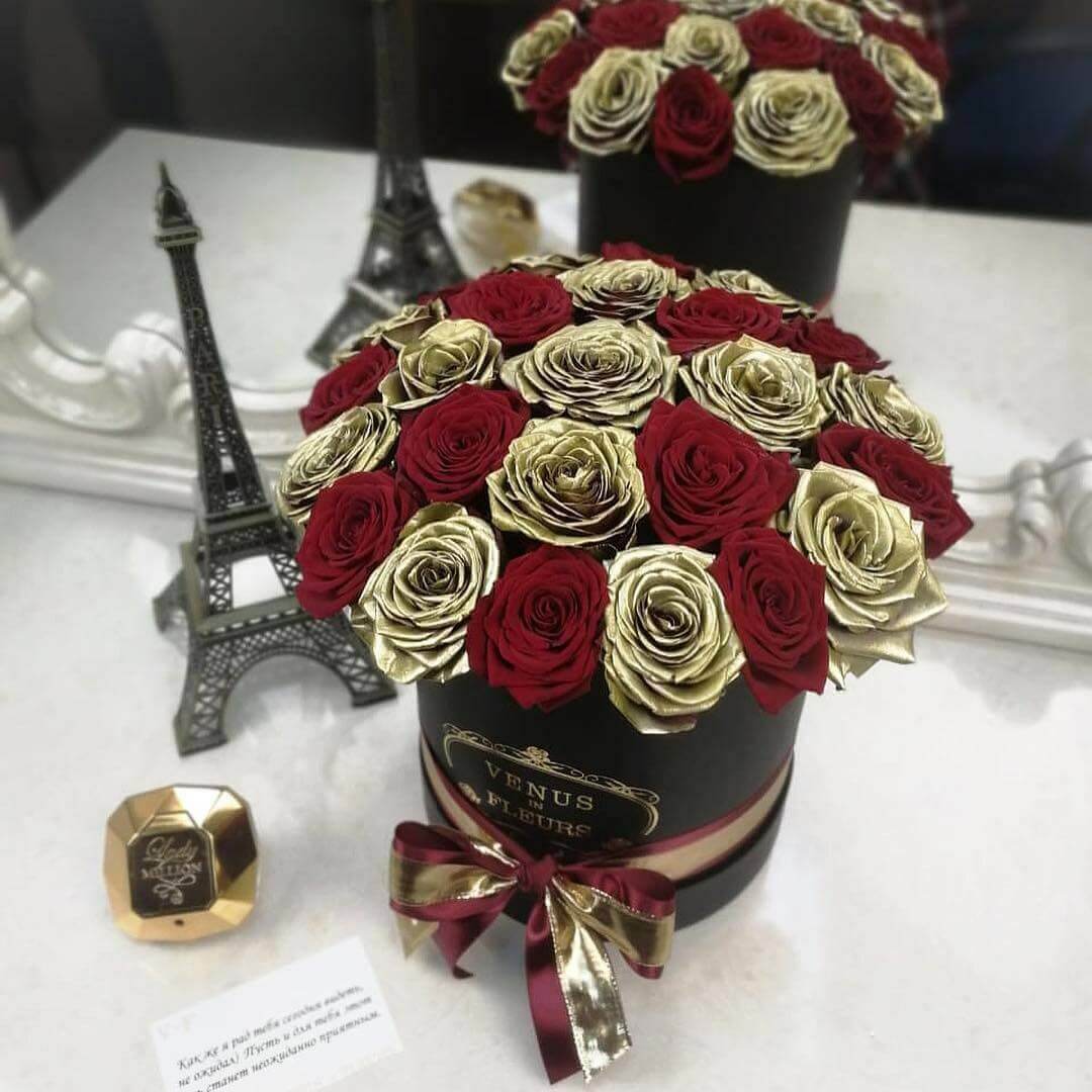 15 красно-золотых роз в коробке