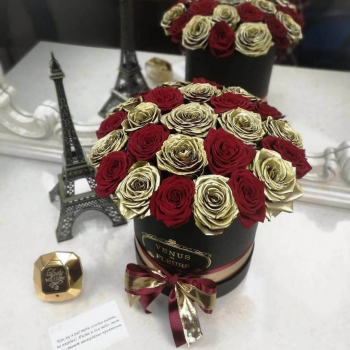 15 красно-золотых роз в коробке