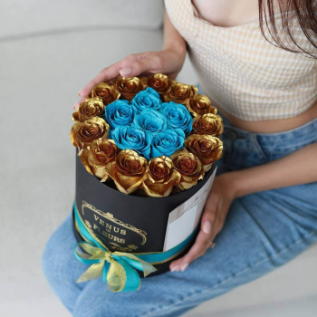 15 голубых роз с золотой окантовкой
