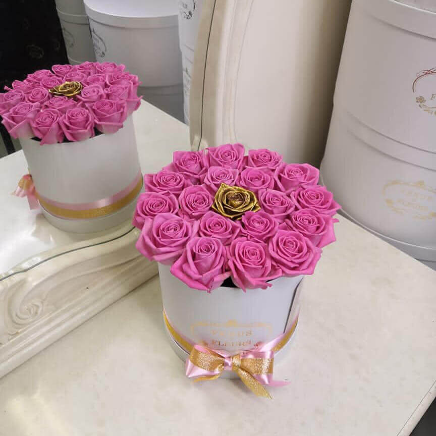 15 розовых роз с золотой в коробке