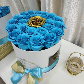 15 голубых роз с золотой в коробке