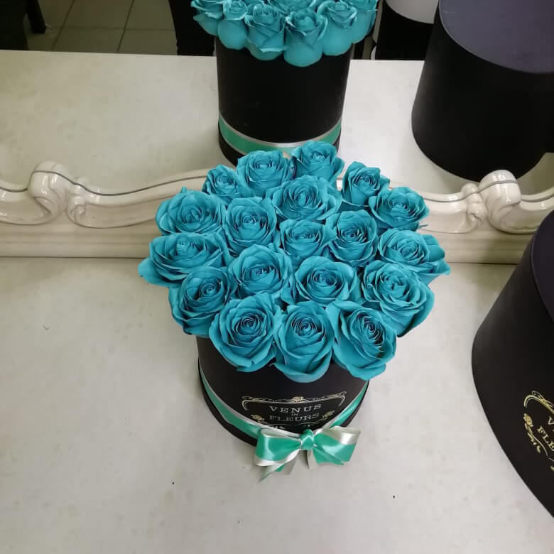 15 бирюзовых роз в коробке