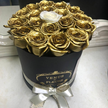 15 золотых роз с белой в коробке