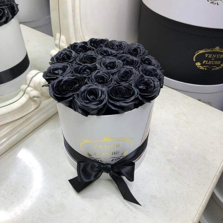 15 черных роз в коробке
