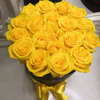 15 желтых роз в коробке