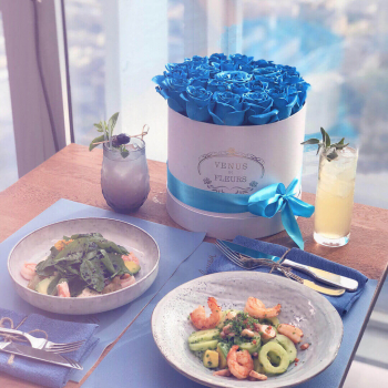 15 голубых роз в коробке