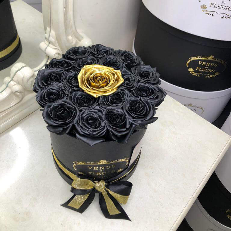 15 черных роз с золотой в коробке