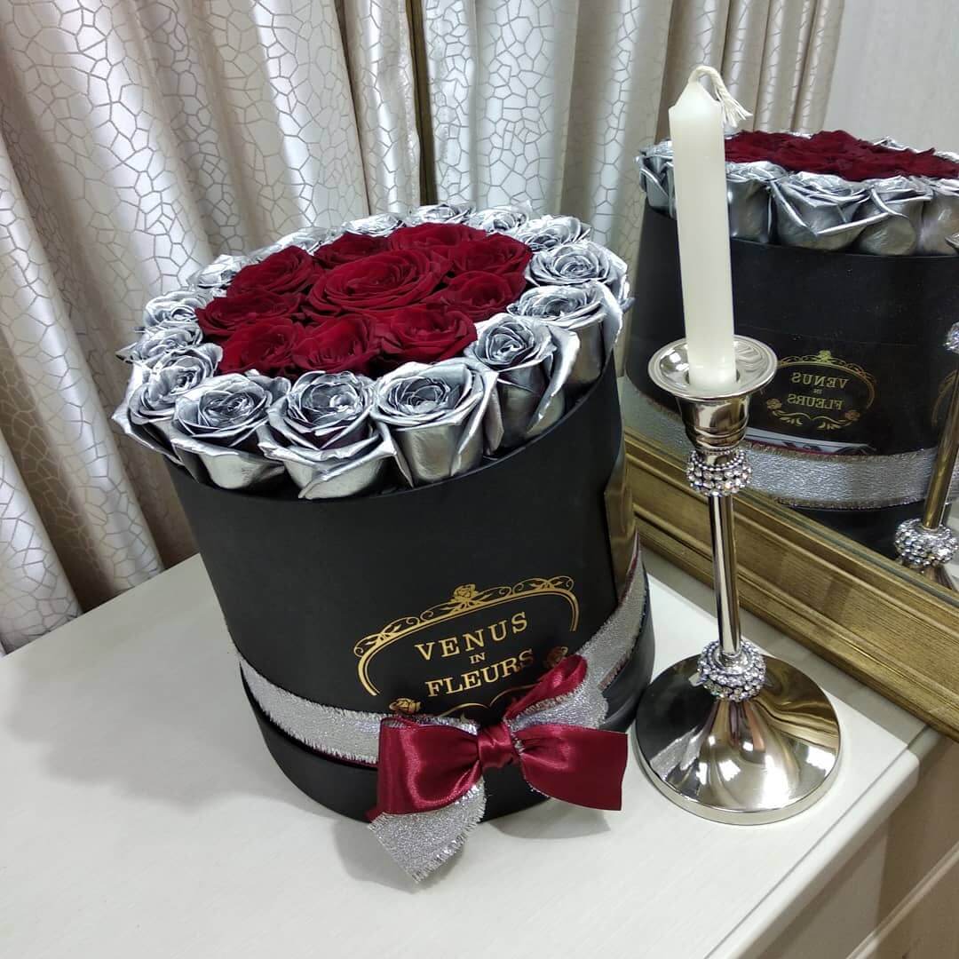 15 красных роз с серебряной окантовкой