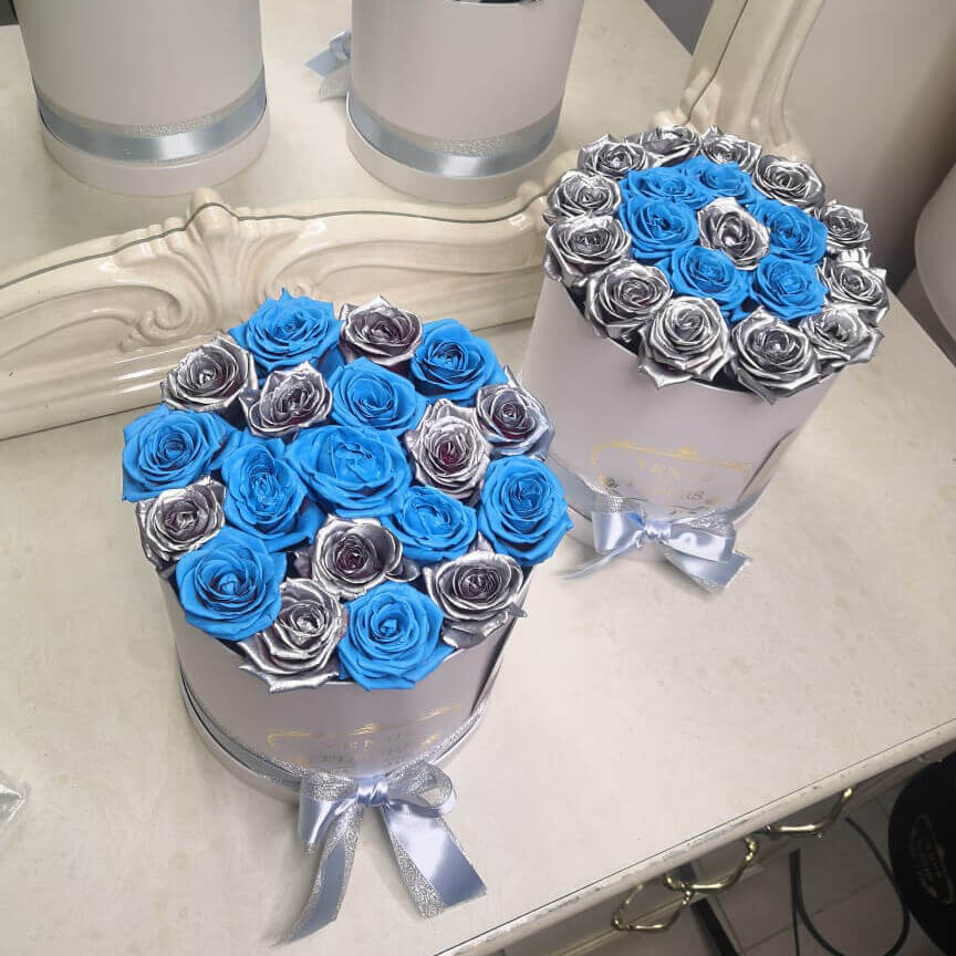 15 серебряно-голубых роз в коробке