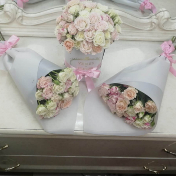 15 нежных кустовых роз в букете