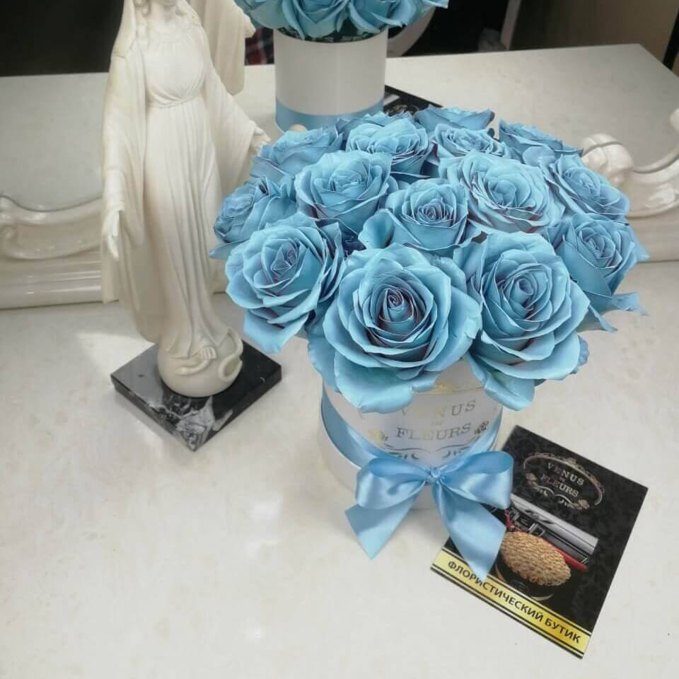 13 голубых роз в коробке