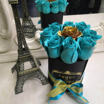 11 бирюзовых с золотой в коробке