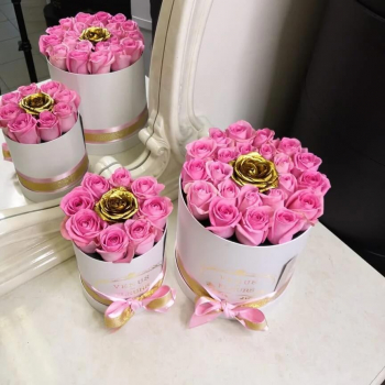 13 розовых роз в коробке