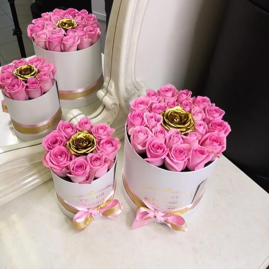 13 розовых роз в коробке