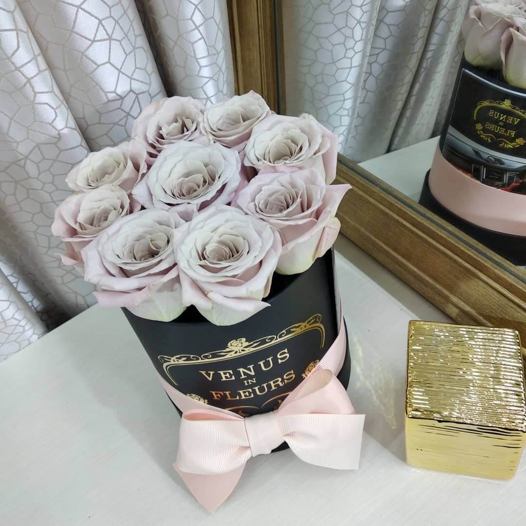 13 кремовых роз в коробке