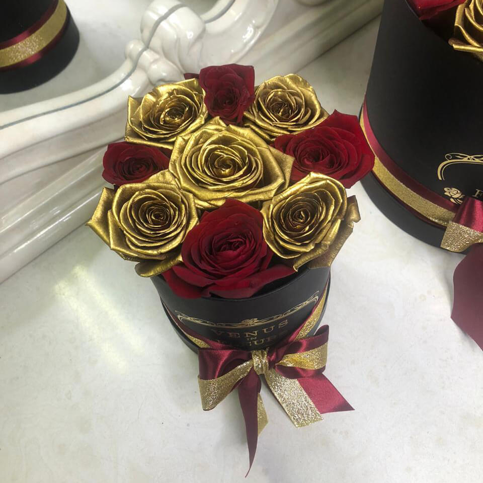 11 красно-золотых роз в коробке