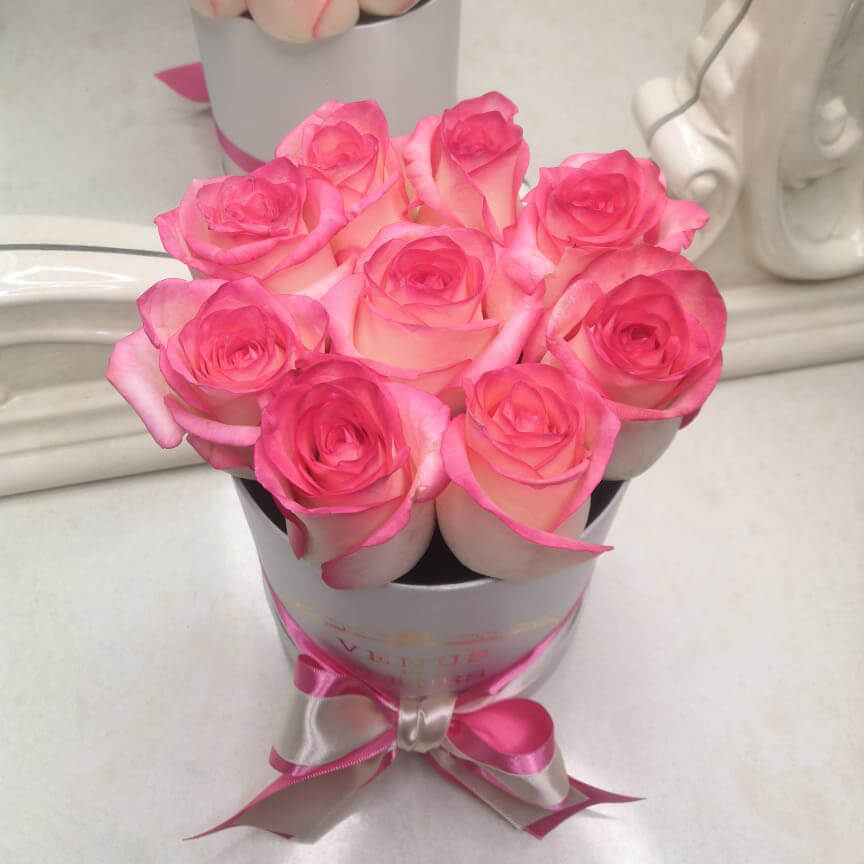 13 розовых роз в коробке