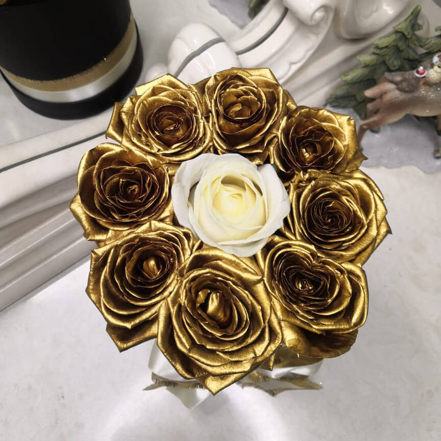 9 золотых роз с белой в коробке