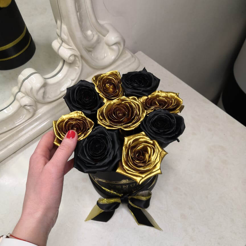 13 черно-золотых роз в коробке
