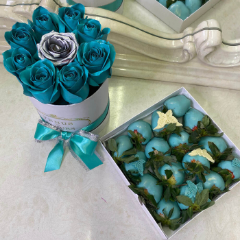 13 бирюзовых роз в коробке