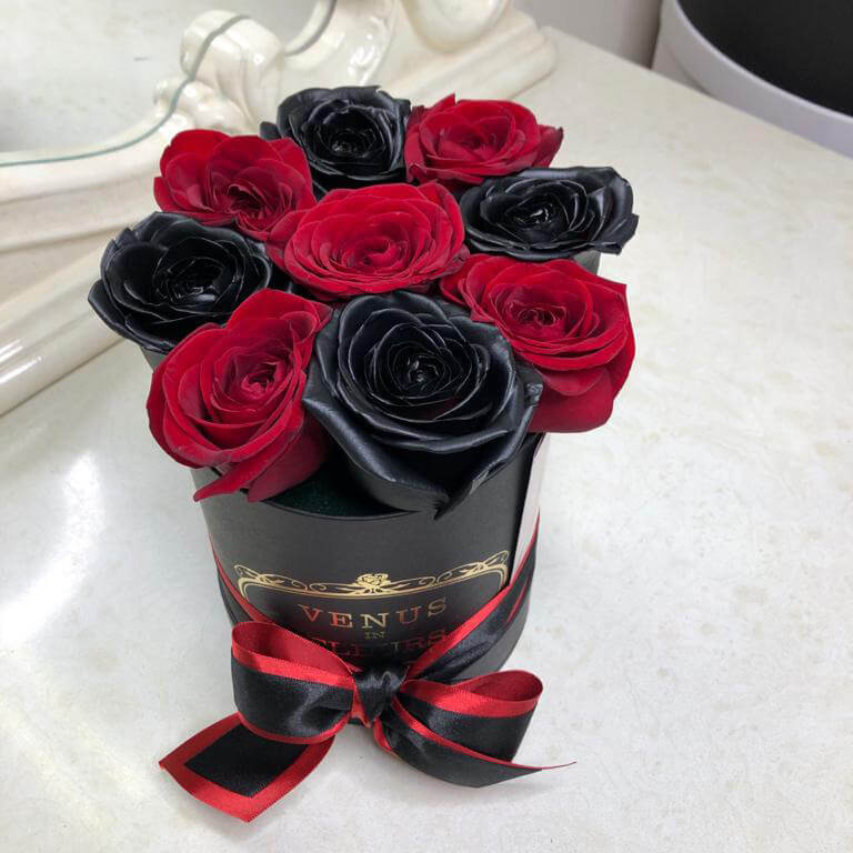 9 черно-красных роз в коробке
