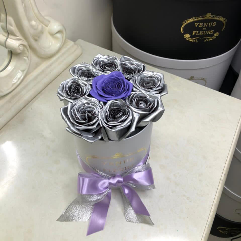 13 серебряных роз в коробке