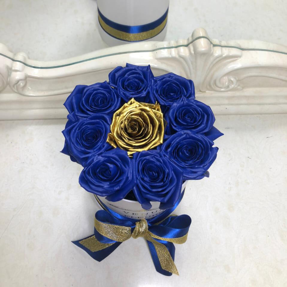 13 синих роз в коробке