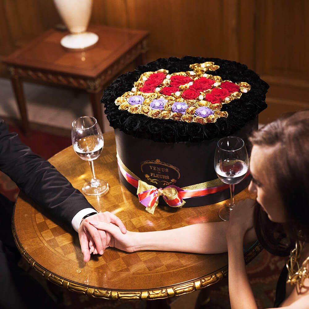 131 роза - корона на черном фоне