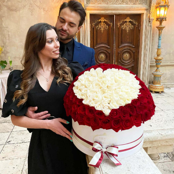 251 красная роза с белым сердцем