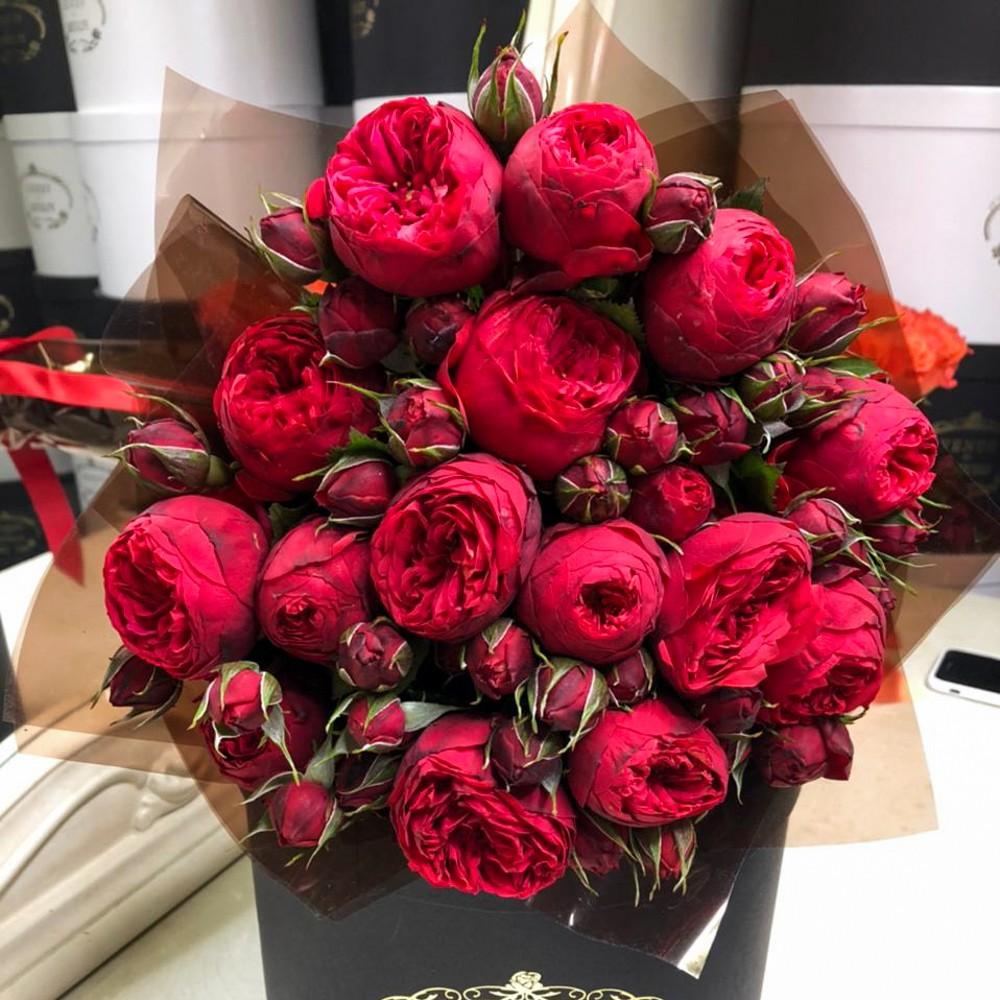 15 красных пионовидных роз в букете
